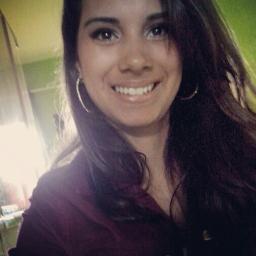 Ela é uma deusa, ela é mulher de verdade
Ela é daquelas que tu gosta na primeira
Se apaixona na segunda e perde a linha na terceira
 ♪