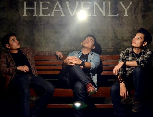 Heavenly are: @zanayheavenly: vox+guitar, @wanrizabaros: drum+percussion & @togayudha: lead guitar. CP :
