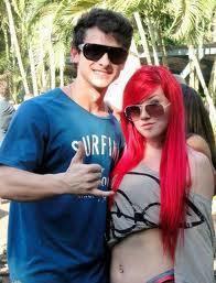 Amo chocolate,meu celular e meu irmão!!Acho o Justin Bieber  gatinho,curto rep funk e rock sou solteira *-*