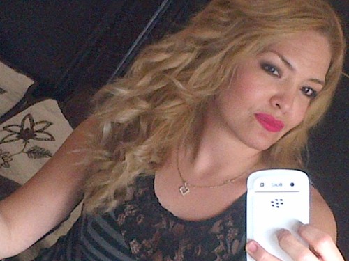 Soy idealista, soñadora, y  dificil d creer en estos tiempos, pero si sres,  Aun creo en el amor! , soy romantica hasta el tuetano y positiva 100 %.