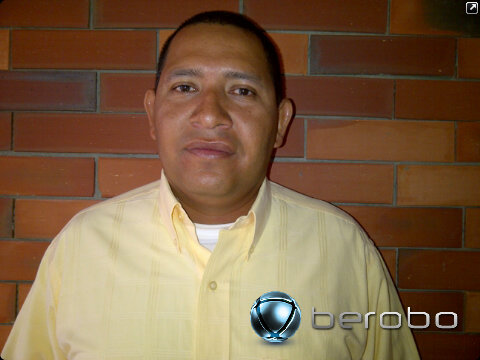 Nacido en valledupar (cesar) estudiente de la udes y seguidor de julio iglesias.