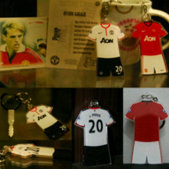 Bingung mau koleksi apalagi dari TIM FAVORITE? Kami di sini menjual gantungan kunci berbentuk JERSEY. Free Custom Nameset. Cp : pin:313CFF2C / 087889972948