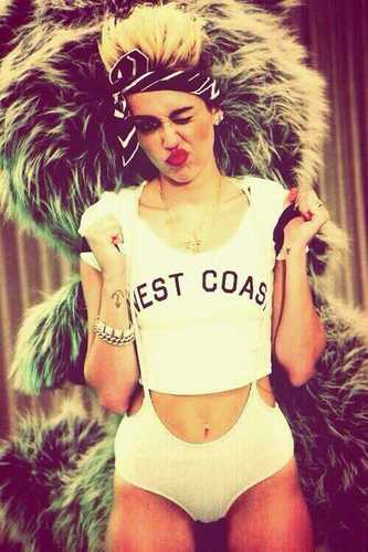Follow Me ! Miley Cyrus is my life ♥♡ i love her so much ★ i follow back :)
