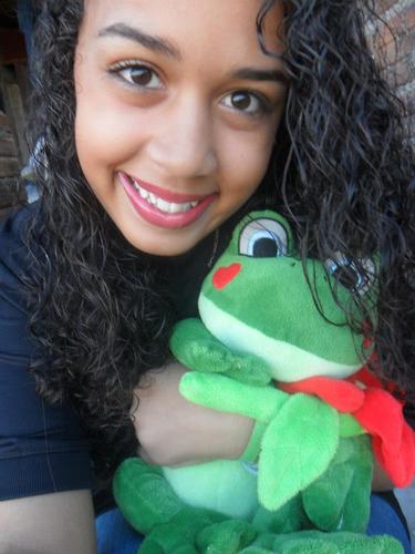 Amo tocar piano(mas ainda não sei muito), ouvir musica e adoro piadas.... Sou muiiito Feliiz!!!!