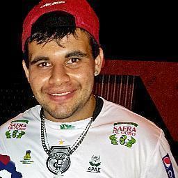 Erga essa cabeça mete vai na fé, manda essa tristeza embora.. (8