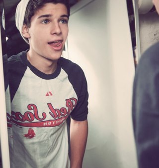 ItsSamHayden's profile picture. Bios are irrelevent.