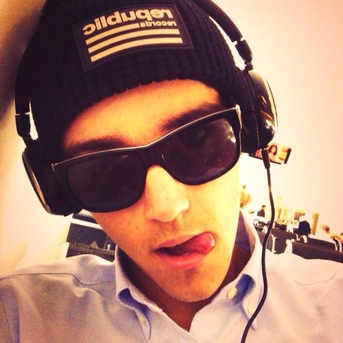 PLEASE GO AND FOLLOW @Janosk_me AS SHE JUST GAVE YOU A FREE FOLLOW! Thanks heeeaps