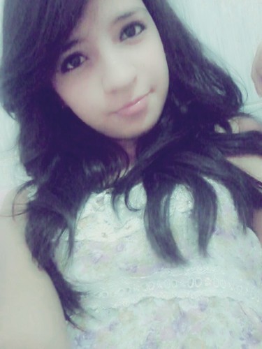 -' Euu ზ , boba, doida , sem vergonha ' hahá , possessiva , romântica, extrovertida , sonhadora, enfim .. prazer ! Segue aê ?  ;p