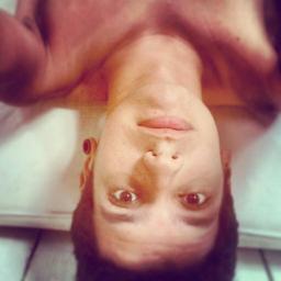 \(•ิ_•ิ\) procurando minha bio (/•ิ_•ิ)