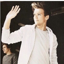 heres a free follow how fun now can u please follow my main @chewyylouis ily