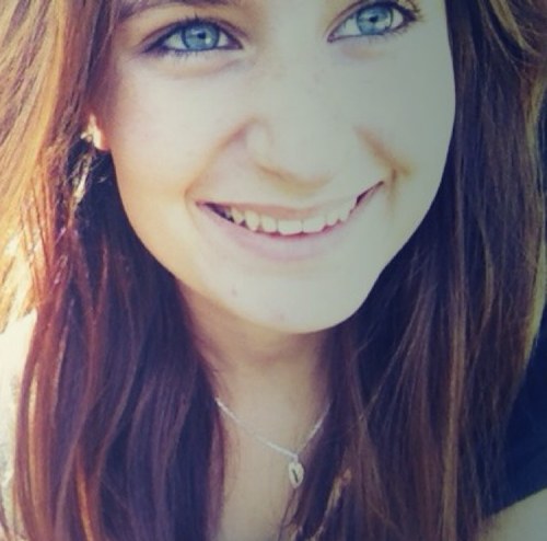Sérieusement, comment on fait une bio avec 160 caractère? tu m'explique? Accro a Twitter et fière! Kiss a tout mes followers :) 
Et les gars, mon insta @Sangte_