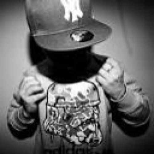 Faouzi_Larbi's profile picture. Tu connais mon nom, pas mon histoire. Tu sais ce que j'ai fais, mais pas par où j'ai du passer.