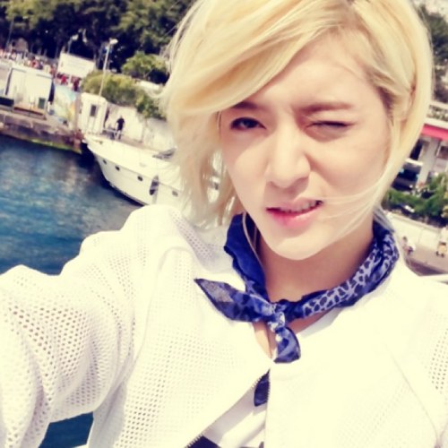 NU'EST  REN ( ro ) bot .