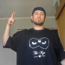 Profesor de inglés, Mc, escritor, amante de la música negra. Perteneciente a SupCrú. Padre de Cristóbal Amaro.