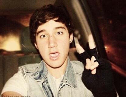 This is a free follow from @cashton_hood please follow that account and ask for a follow back x thanks