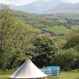 Gwersylla Moethus rhwng Môr a Mynydd. Golygfeydd Godidog • A glampsite in an Area of Outstanding Natural Beauty. Views of mountains and sea.