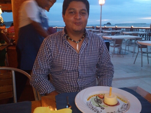 Huasteco,profesor,restaurantero,alegre y enamorado  a si soy
