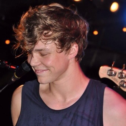 hola; ive given you a free follow so go follow @Banging5S0S if youre fab ok bye ily x