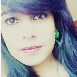 Rockeira,simpatica ciumenta; louca; chata, bipolar, insegura, chorona, irônica, dramática,amiga,sincera,louca,as vezes sensivel as vezes fria.