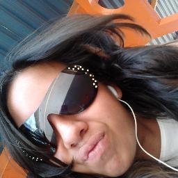uma menina que sempre é feliz ao lado do seu amor .....Eu te amo muito*-*