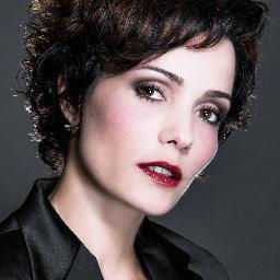 Atriz, cantora e modelo.