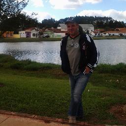 Ñ destrua seus valores comparando-se com outras pessoas...éh por sermos diferentes uns dos outros q kda um d nós éh especial.
Meu facebook: JorgeRock0410