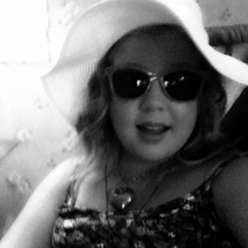 Hey im sarah im in middle school and love one direction and harry is sooper sexey OMG you can kik me at sarah_styless_