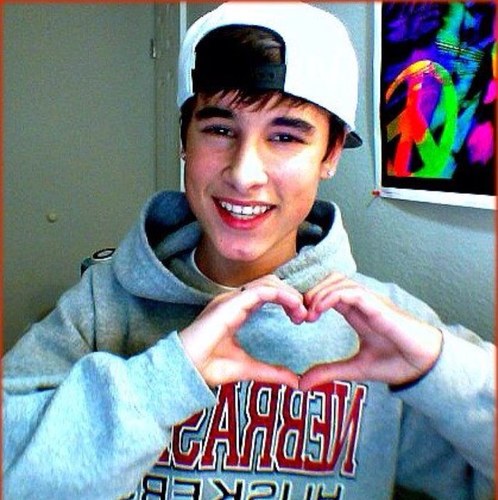 This is @LukeLovesYouToo just saving this user, so its also a free follow? :3