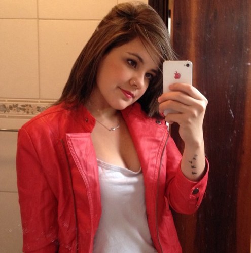 Brasileira,19 anos.