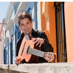 Soy guitarrista, me encanta la docencia y la producción. Me gusta investigar y debatir sobre mi profesión, pero también soy PUMAS y me encanta el Futbol