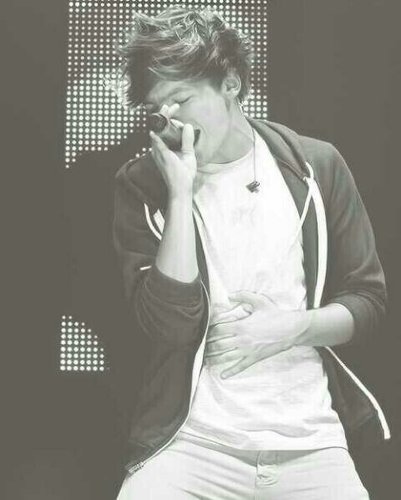 1997. Directioner. Atrapada en mis pensamientos mientras escribo historias de amor con mis idolos.