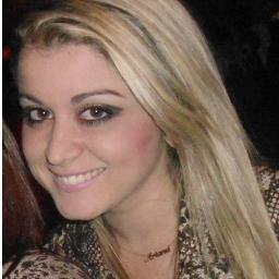 Pela cruz me chamou,gentilmente me atraiu e eu sem palavras me aproximo quebrantado por seu amor!!!*-*