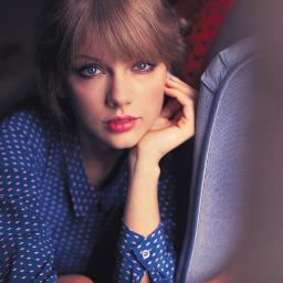 Justin's fav girl. Meredith's mother. Have beautiful eyes. Tall. Smart. Yes. She is Taylor. My idol.
