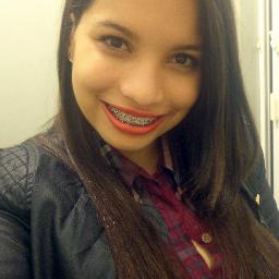 ''Sou do tipo de pessoa que se magoa com uma simples palavra, que fica feliz com um simples sorriso, a verdade é que coisas simples e sinceras me fascinam.''