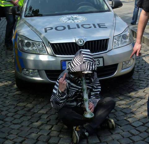 チンコロされ大麻で一度逮捕されてます。大麻は地球を救う。日本ではもう所持しないが海外移住して24時間smoke願望有り。ああガンジャが恋しいぜ。煙草や酒みてぇな糞ドラッグなんて興味ねーんだよ。違法はもうやりません。