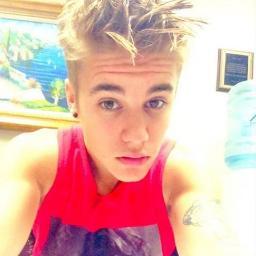 Hi,my name is Sara I'm 17 and I love Justin Bieber and One Direction  ♥