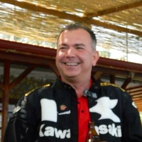 Seni takip ediyor. Izmir'de doğdu İzmir'de yaşıyor, iki ayyaşın ölene kadar takipçisi ve tabiki Atatürk olmazsa olmazzz...bide Beşiktaş.
