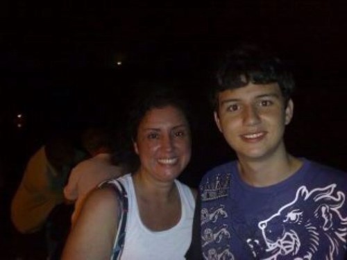 SOU DE CAMPINAS/SP, CASADA E TENHO UM FILHO DE 14 ANOS. NASCI COM UM CHIP DE ALEGRIA, NÃO ME ABATO POR QUALQUER RAZÃO.