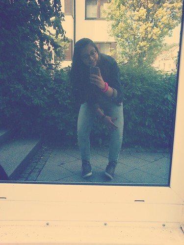 hey my name is zeraa ;) I 'm from Germany .... my life is hiphop ..... why? 
I love it to feel the energy in my body!.... yeaa. !:***