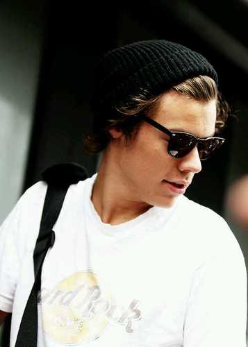 hii ok well @ayyyeharrybabe is trying to reach her goal of 3K so please follow her thank you :))