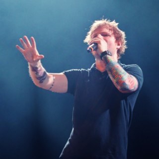 'I won't stop 'til my name's in lights' Cantante y compositor. Pelirrojo. +.