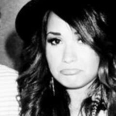 Hii, mi chiamo Simona e ho 2 Idoli (6) @onedirection e @ddlovato.. Amo @_Stylesmylovee è la mia vita, mi rende sempre felice, lei è la mia ragazza u.u punto!.
