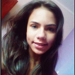 A menina que mesmo apaixonada... Ignora.
Que mesmo feliz... chora.
Que mesmo tímida... chama a atenção.
Que mesmo chata... é amada.essa sou eu :)