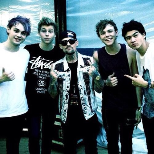 This is mainly an account for @5SOS and @onedirection  Follow @evieteeee and @curly_locks_x