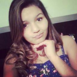 A garota engraçada &' feliiz que deixa todos curiosos querendo saber o segredo da sua felicidade .. ^^'     http://t.co/TnvhXkCSLN…