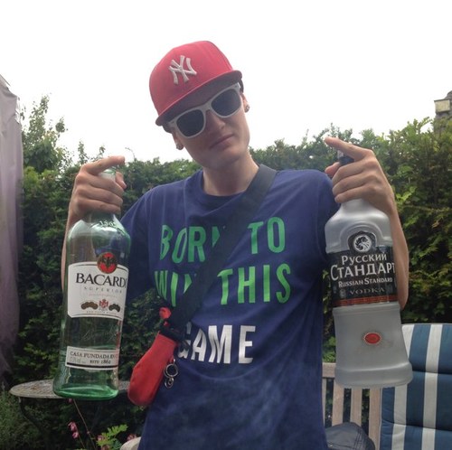 Ohi there follow me mention me and i follow back simple as that !