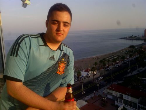 Estudiante de Ingeniera Informática en la URJC. Cachimbero, futbolero y camarero.