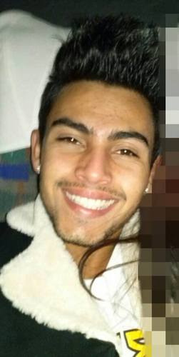 Sou da noite, ousado e alegre, que curte cada momento como se fosse unico.