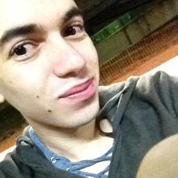 ‎''Um sorriso, um abraço apertado, uma música, estar com quem eu gosto, rir até a barriga doer. São coisas simples, mas me faz muito feliz.''