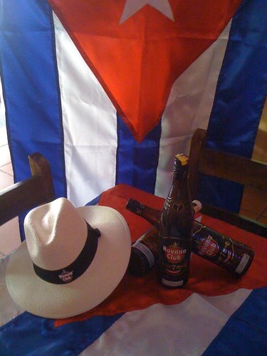 Todo el sabor de La Isla de Cuba en Medellín , música, mojitos y gastronomía típica . Los esperamos. Segundo parque de Laureles Transversal 39 #75-10